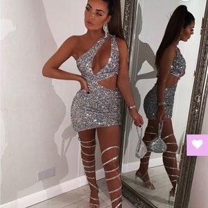 Selling it because it’s too show but very beautiful